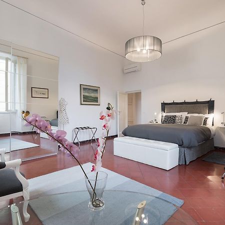 Old Bridge: Historical And Chic Apartment Firenze Bagian luar foto